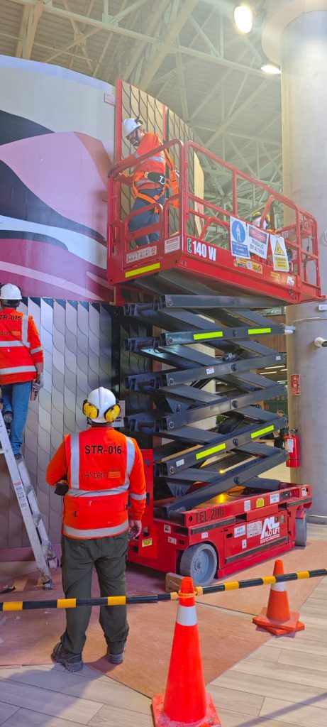 Alzahombres ALO Lift E 140 W elevan el arte en Perú 1