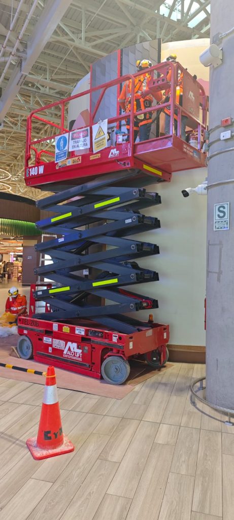 Alzahombres ALO Lift E 140 W elevan el arte en Perú 3